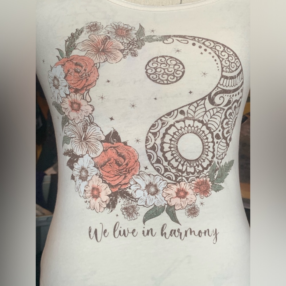 👚2/$15 Racerback Tank w Scoop Hem & Pretty Yin-Yang Design, Size Small, EUC!